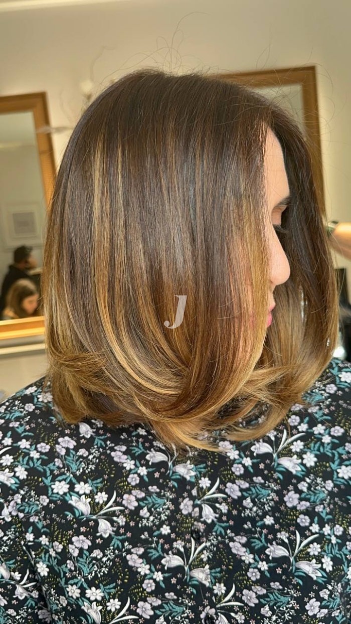 Foto di donna con capelli medi biondo scuro dorato