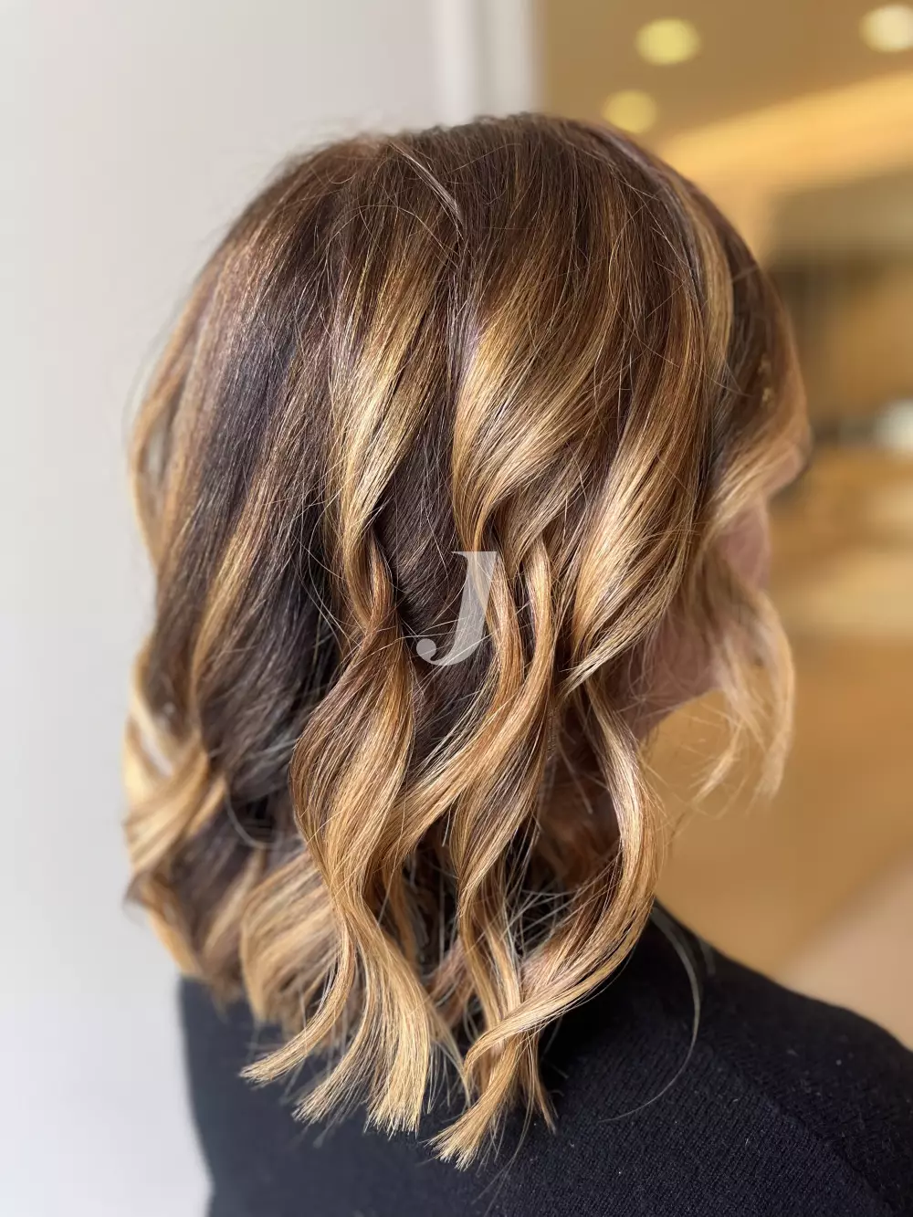 Foto di donna con capelli medi biondo scuro dorato