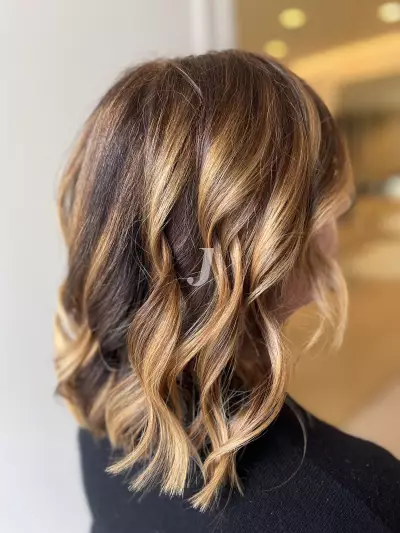 Foto di donna con capelli medi biondo scuro dorato