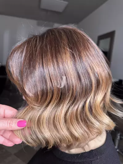 Foto di donna con capelli corti biondo scuro dorato