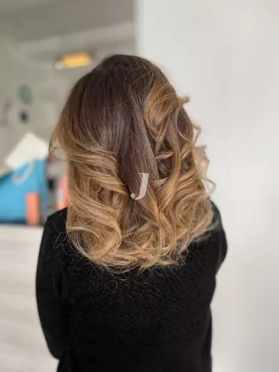 Foto di donna con capelli medi biondo scuro sabbia