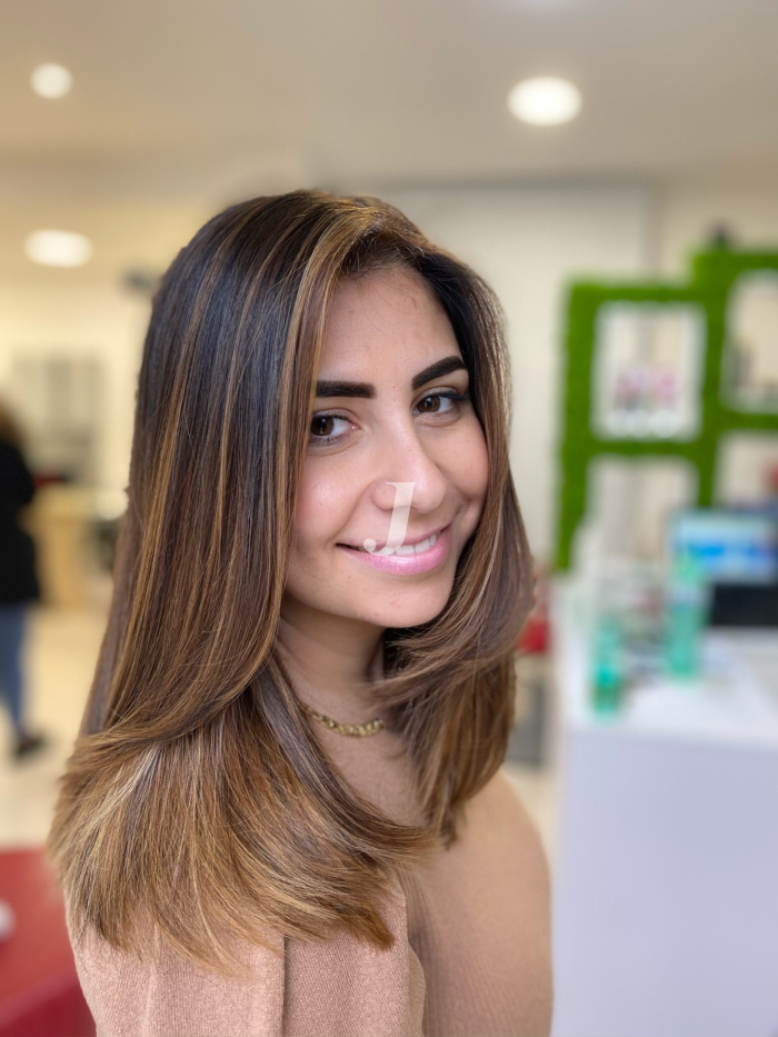 Foto di donna con capelli medi biondo scuro sabbia