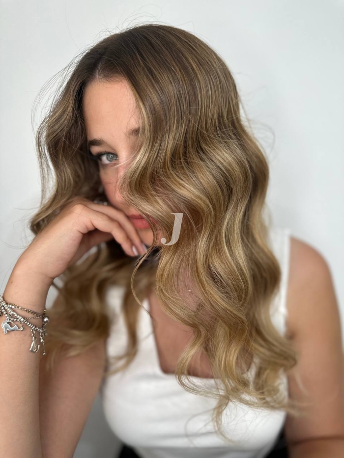 Foto di donna con capelli medi biondo scuro sabbia