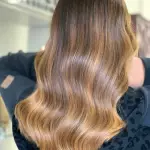 Foto di donna con capelli medi biondo scuro sabbia