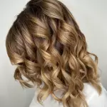 Foto di donna con capelli medi biondo scuro sabbia