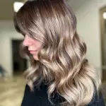 Foto di donna con capelli medi biondo scuro sabbia