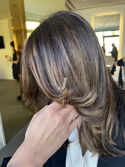 Foto di donna con capelli medi biondo scuro sabbia