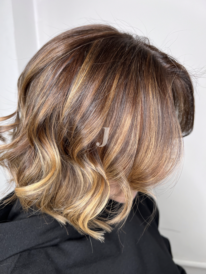 Foto di donna con capelli corti biondo scuro sabbia