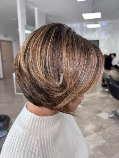Foto di donna con capelli corti biondo scuro sabbia