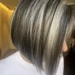 Foto di donna con capelli corti biondo scuro cenere