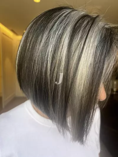 Foto di donna con capelli corti biondo scuro cenere