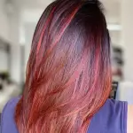 Foto di donna con capelli medi rosso medio