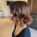 Foto di donna con capelli corti rosso medio