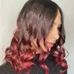 Foto di donna con capelli medi rosso scuro