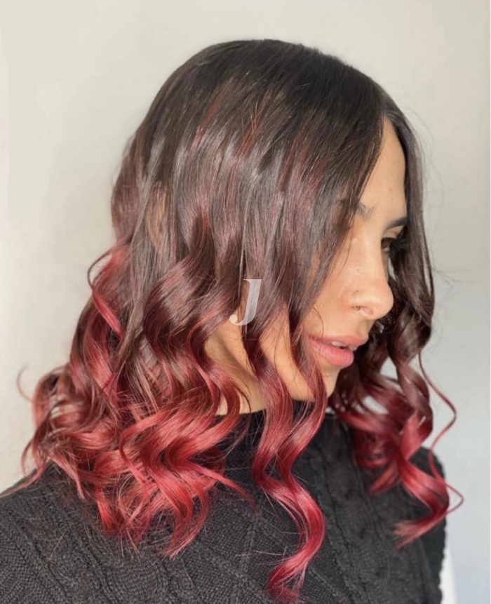 Foto di donna con capelli medi rosso scuro