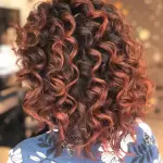 Foto di donna con capelli medi rosso scuro