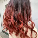 Foto di donna con capelli medi rosso scuro