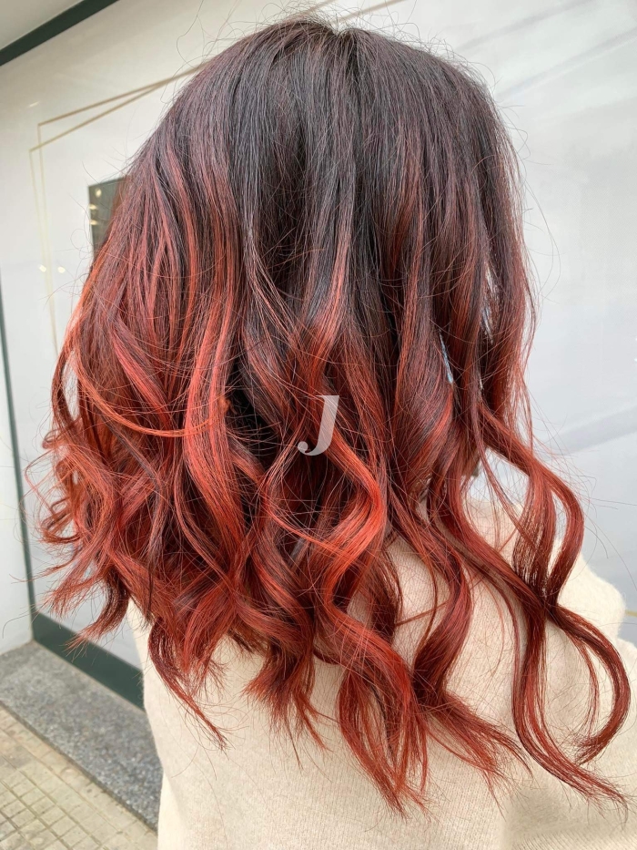 Foto di donna con capelli medi rosso scuro