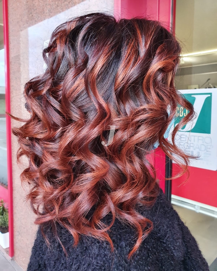 Foto di donna con capelli medi rosso scuro