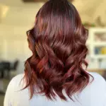 Foto di donna con capelli medi rosso scuro