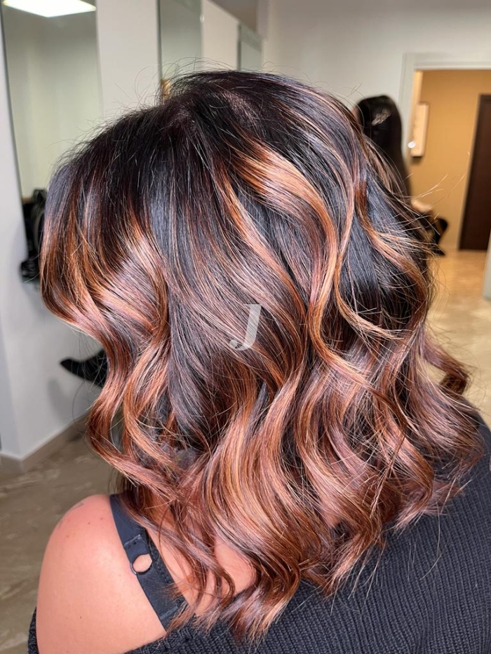 Foto di donna con capelli medi rosso scuro