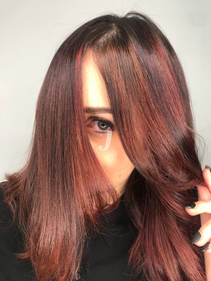 Foto di donna con capelli medi rosso scuro