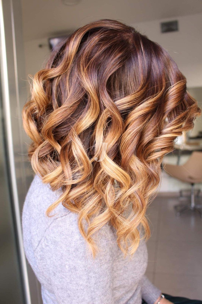 Foto di donna con capelli medi ramato chiaro