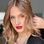 Foto di donna con capelli medi ramato chiaro