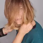 Foto di donna con capelli corti ramato chiaro