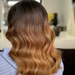 Foto di donna con capelli medi ramato chiaro