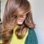 Foto di donna con capelli medi ramato chiaro