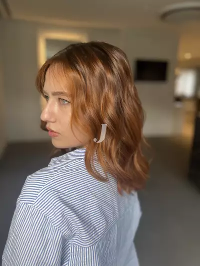 Foto di donna con capelli medi ramato chiaro