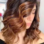 Foto di donna con capelli medi ramato medio