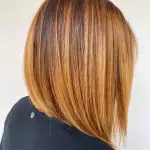 Foto di donna con capelli medi ramato medio