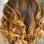 Foto di donna con capelli medi ramato medio