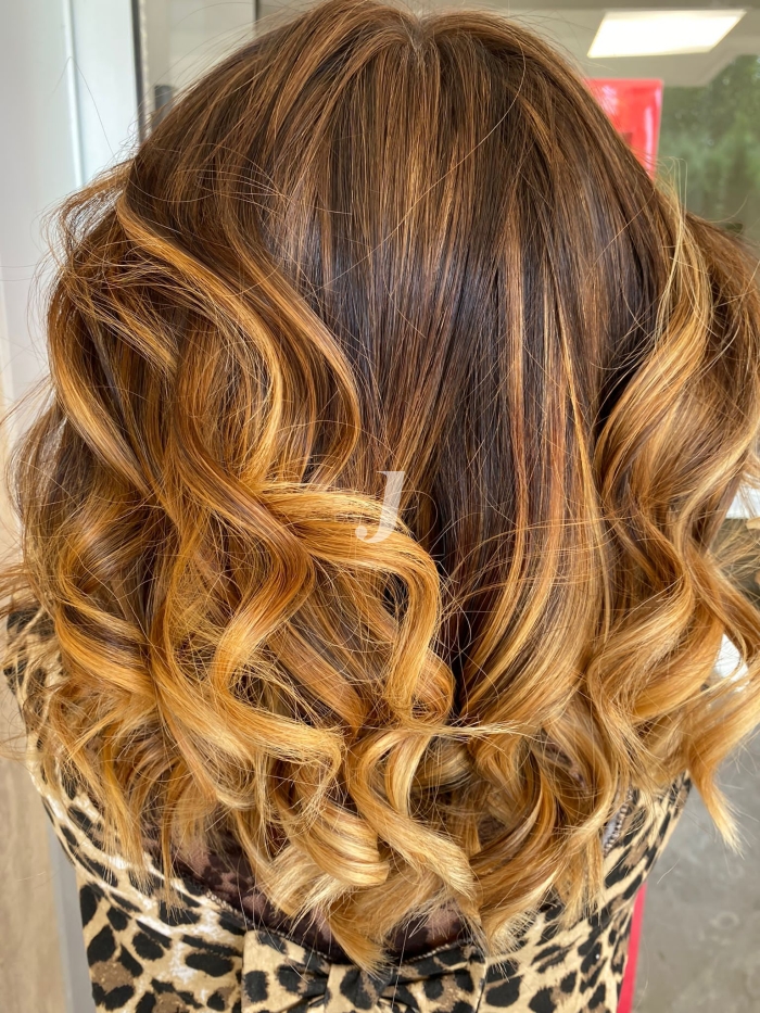 Foto di donna con capelli medi ramato medio