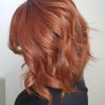 Foto di donna con capelli medi ramato medio