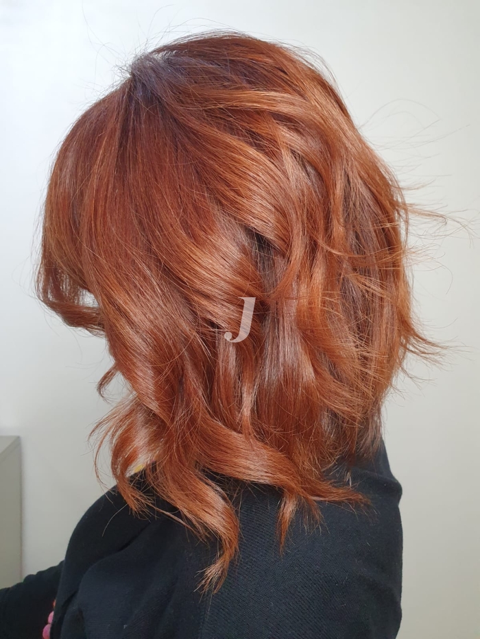 Foto di donna con capelli medi ramato medio