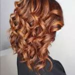 Foto di donna con capelli medi ramato medio