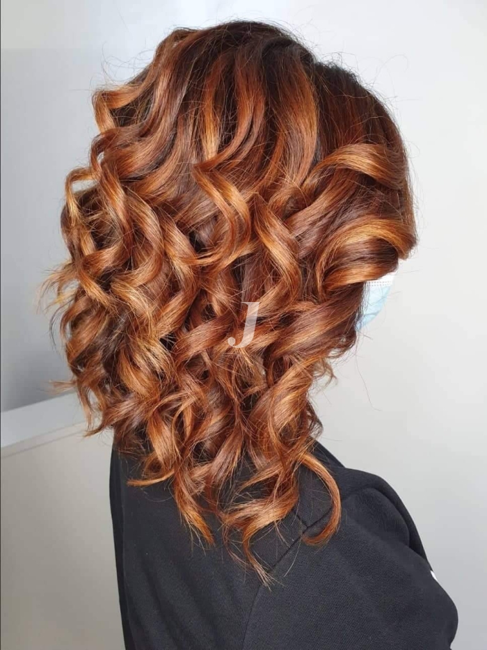 Foto di donna con capelli medi ramato medio