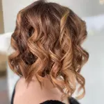 Foto di donna con capelli corti ramato medio