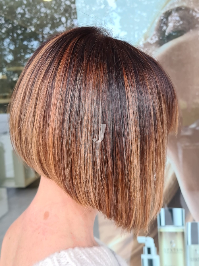 Foto di donna con capelli corti ramato medio