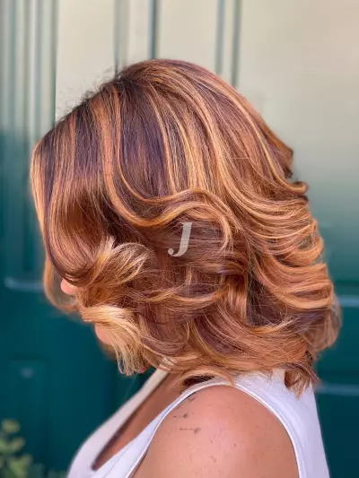 Foto di donna con capelli corti ramato medio