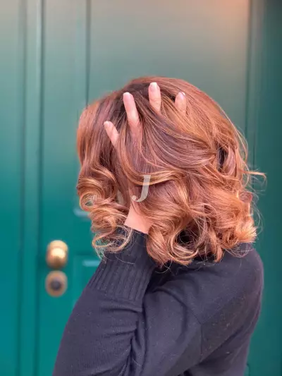 Foto di donna con capelli corti ramato medio