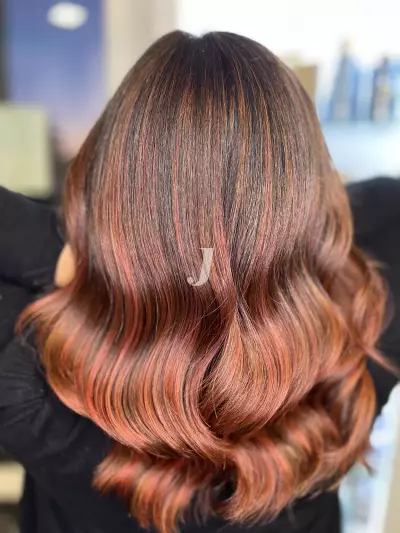 Foto di donna con capelli medi ramato medio