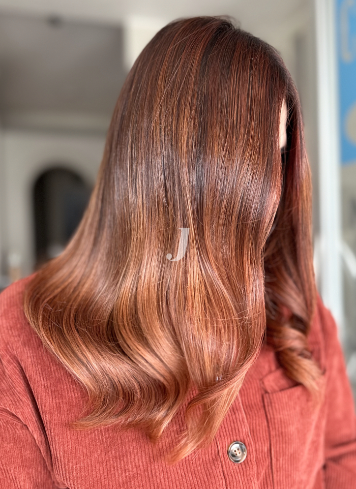 Foto di donna con capelli medi ramato medio