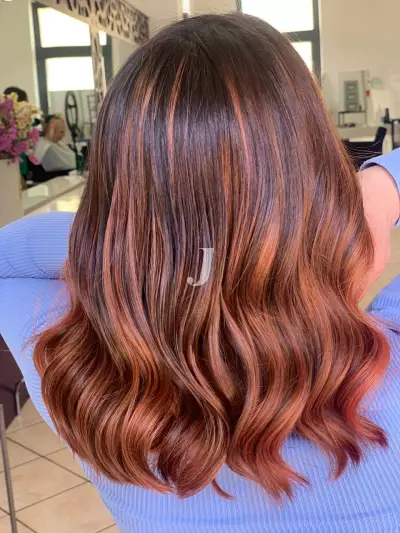 Foto di donna con capelli medi ramato medio