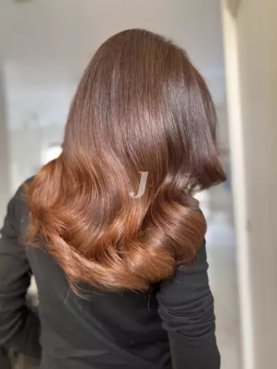 Foto di donna con capelli medi ramato medio