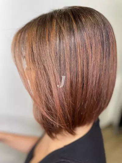 Foto di donna con capelli corti ramato medio