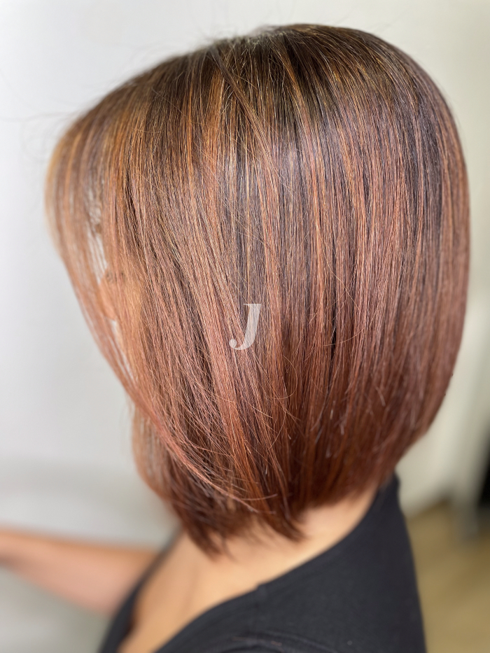 Foto di donna con capelli corti ramato medio